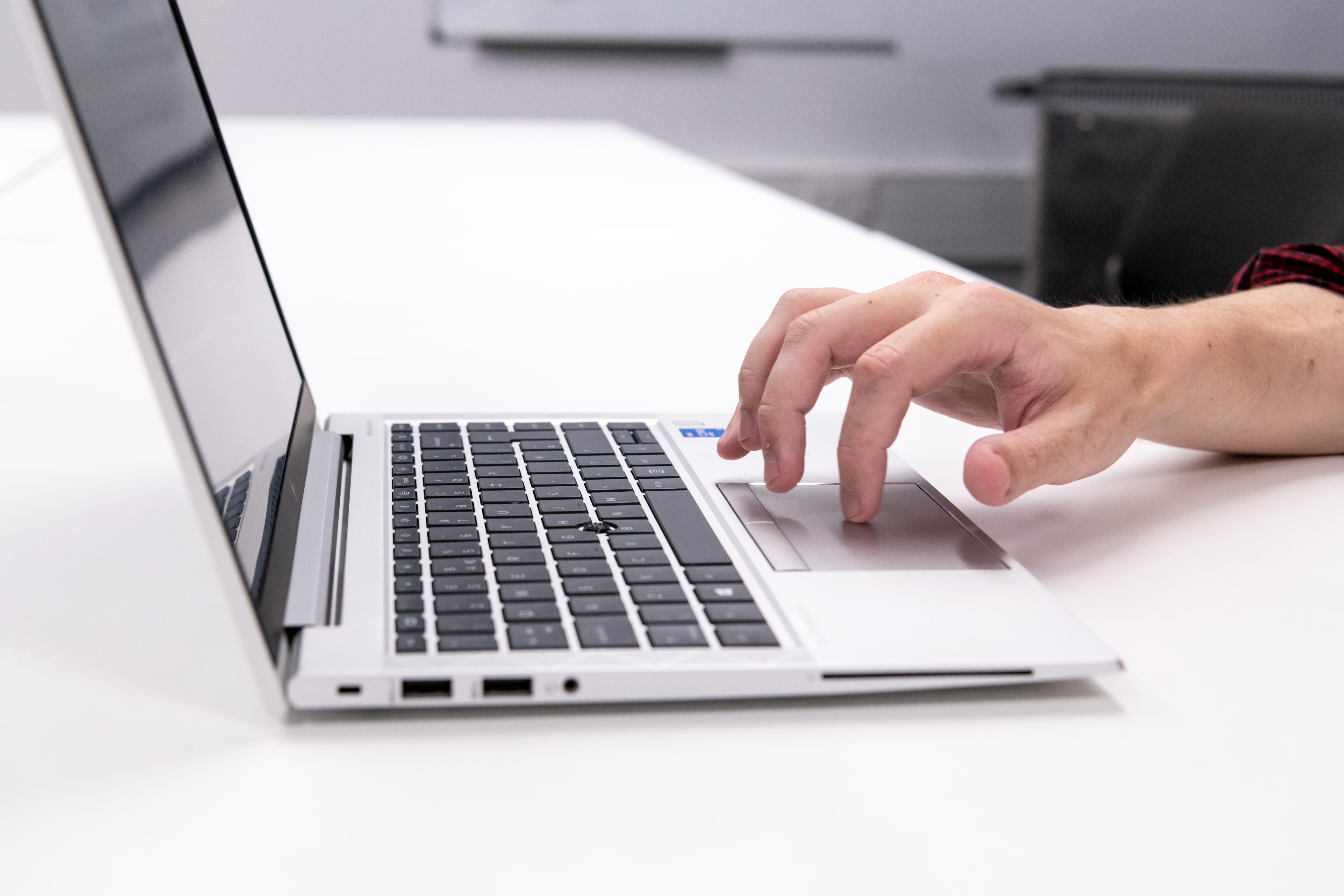 Photo of someone browsing a laptip